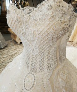 wedding dress with long train-08